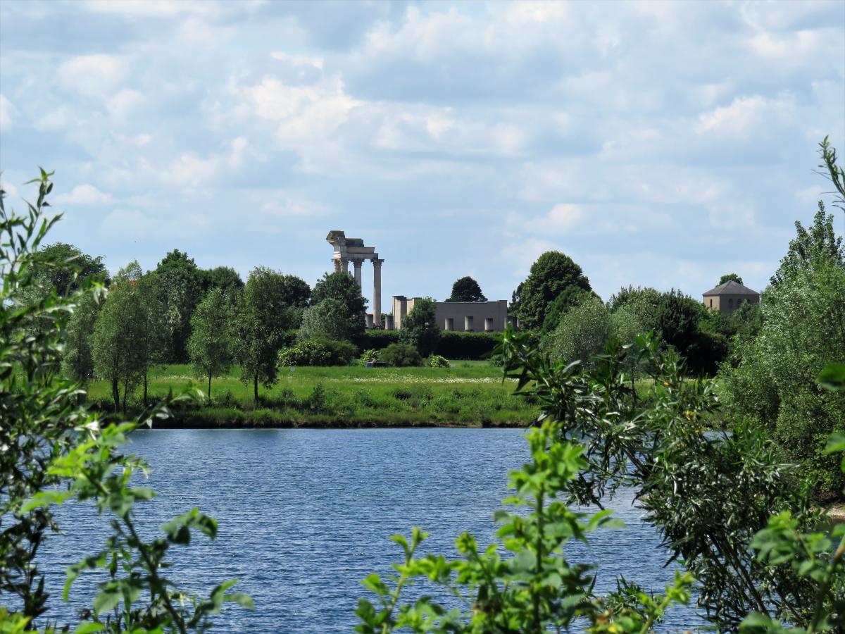 Blick über den See zum Archäologischen Park (APX)