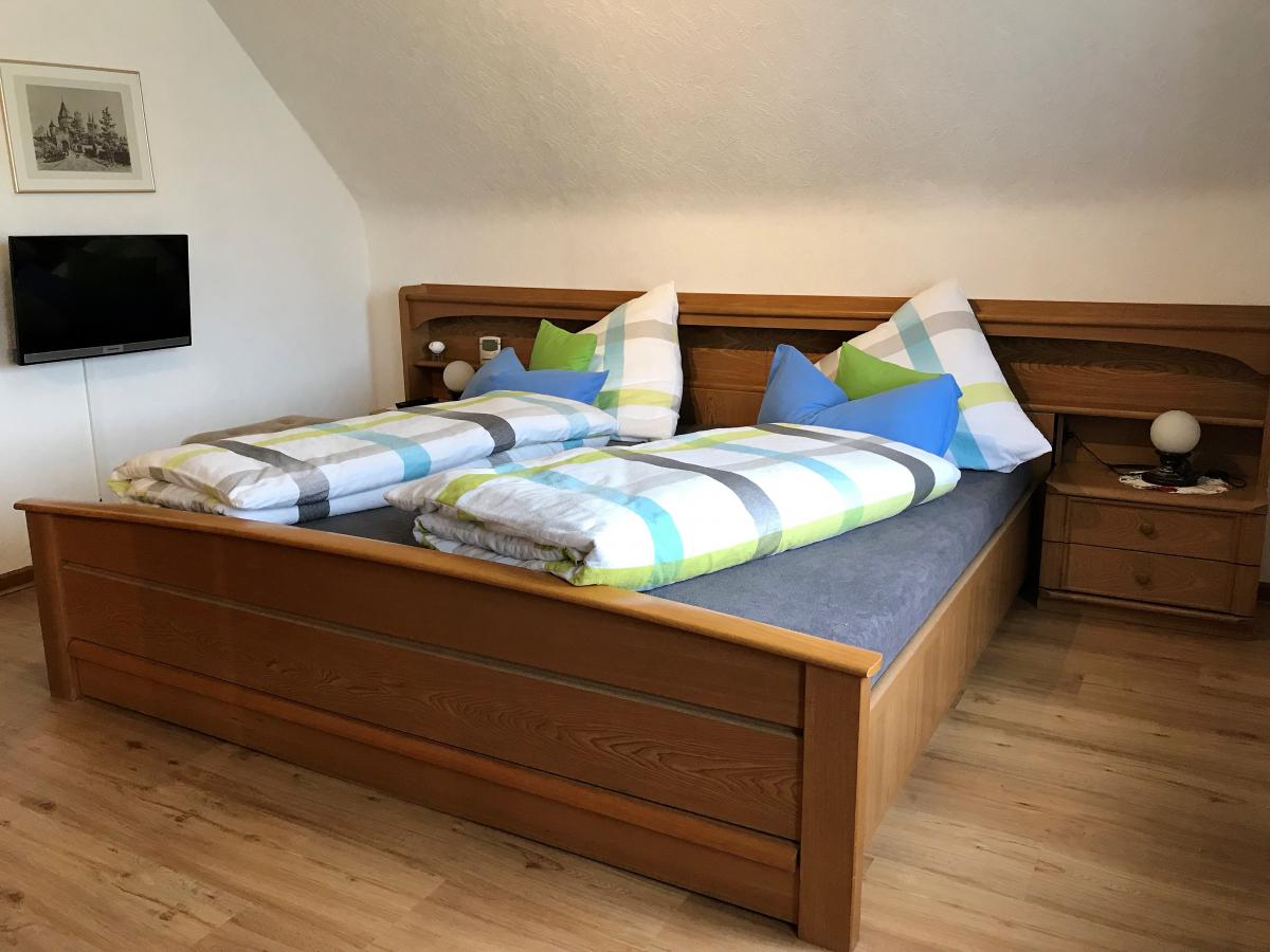 Schlafzimmer 1
